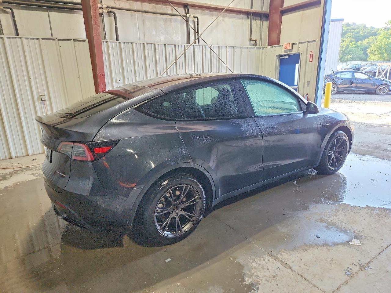 2025 TESLA MODEL Y