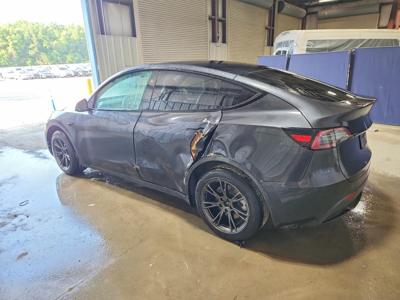 2025 TESLA MODEL Y