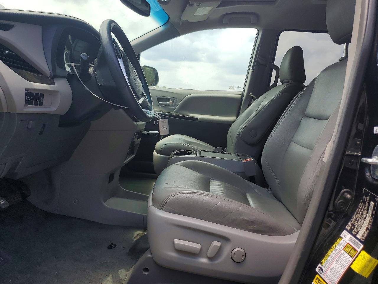 2017 TOYOTA SIENNA