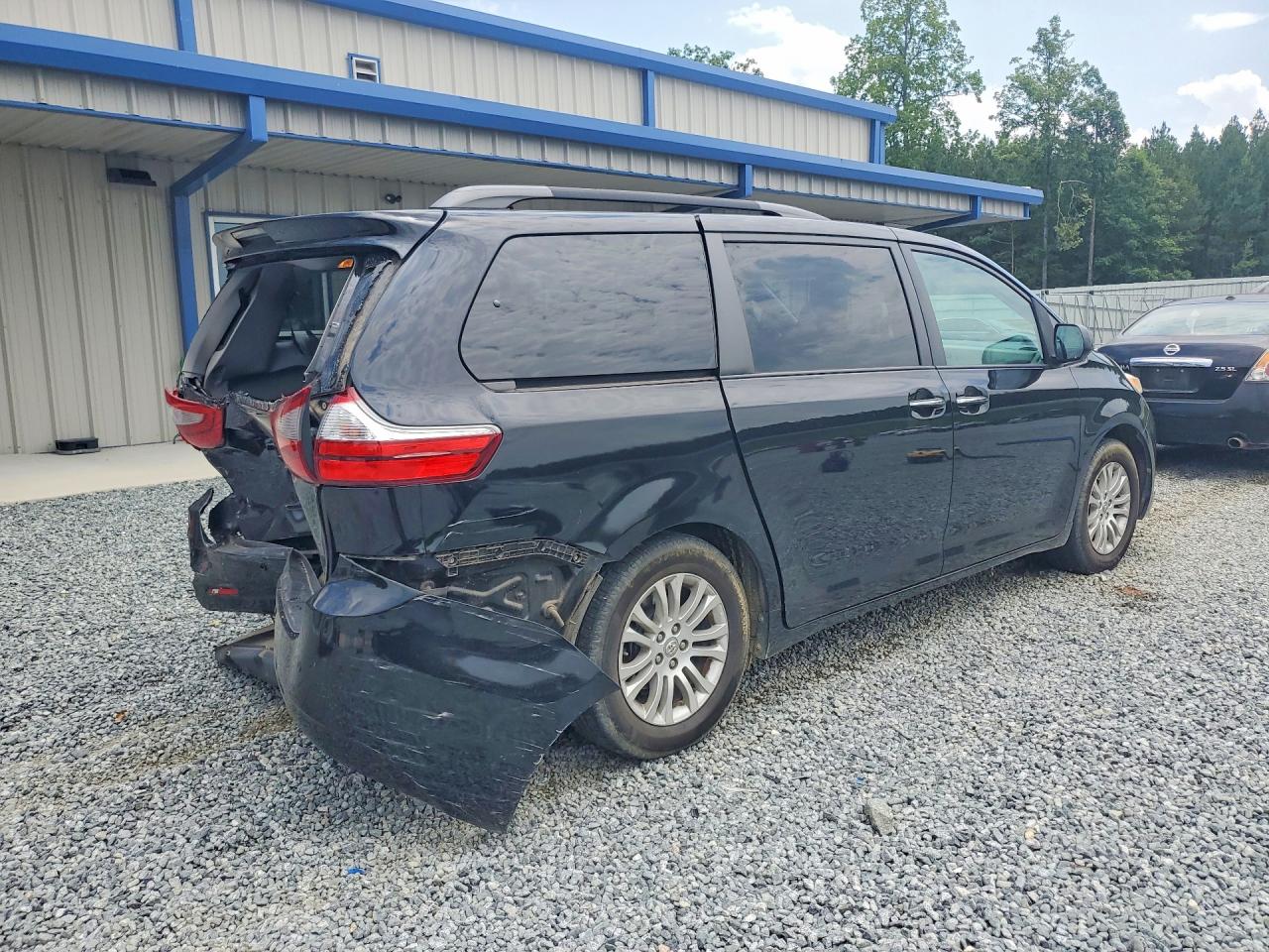 2017 TOYOTA SIENNA