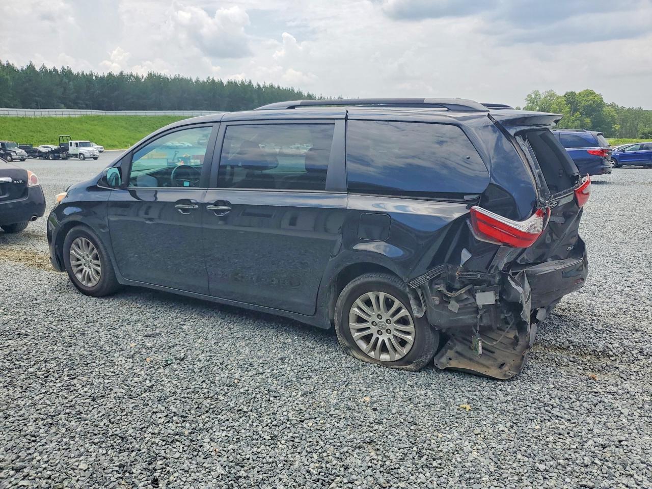 2017 TOYOTA SIENNA