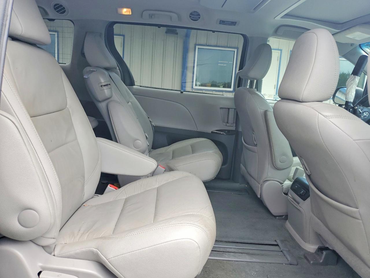2017 TOYOTA SIENNA