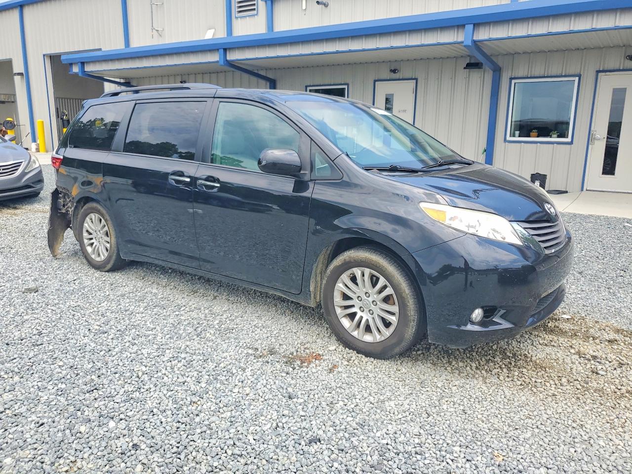2017 TOYOTA SIENNA