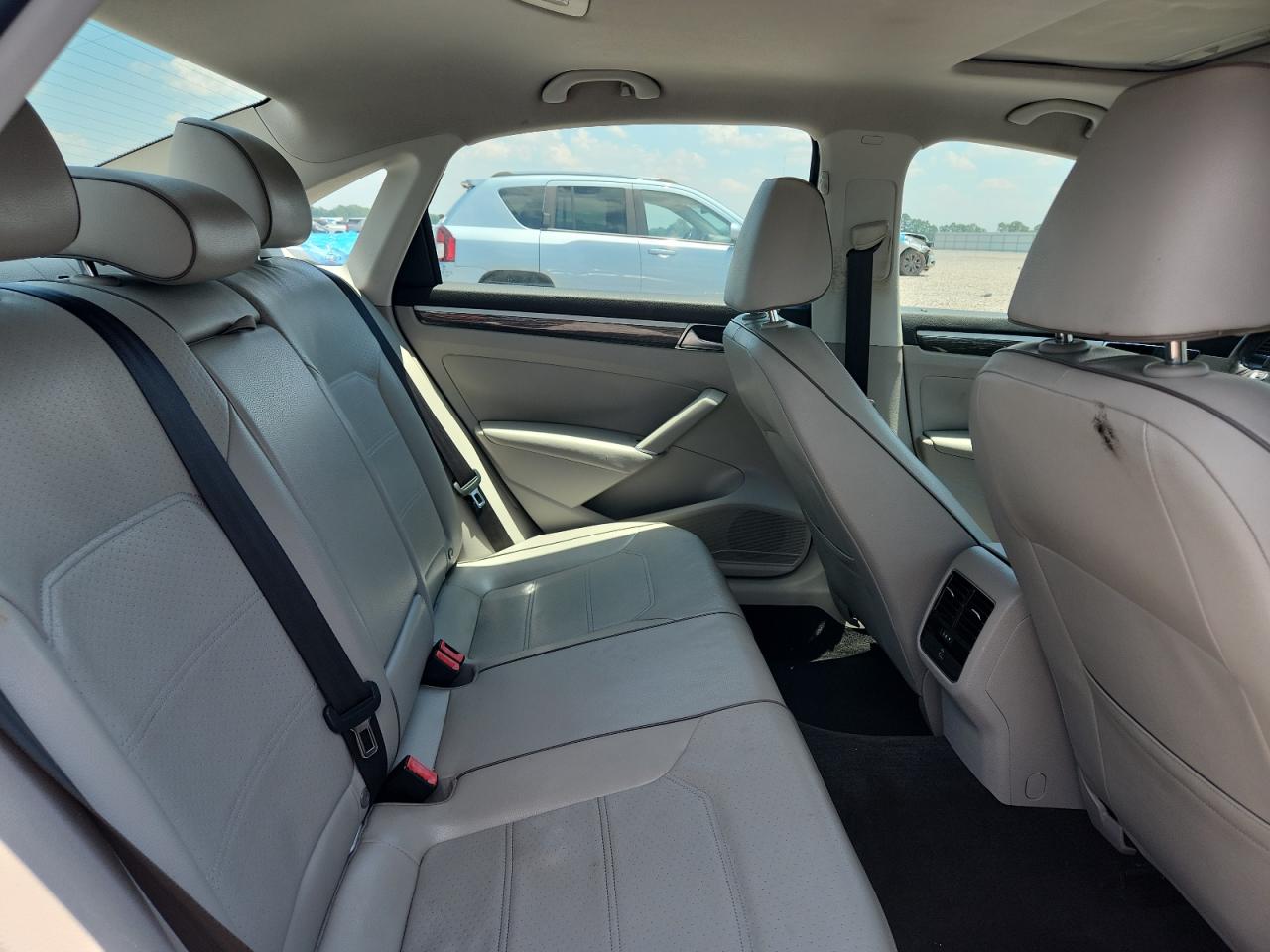 2016 VOLKSWAGEN PASSAT