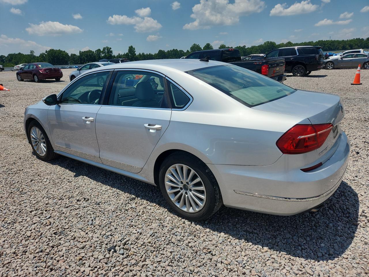 2016 VOLKSWAGEN PASSAT