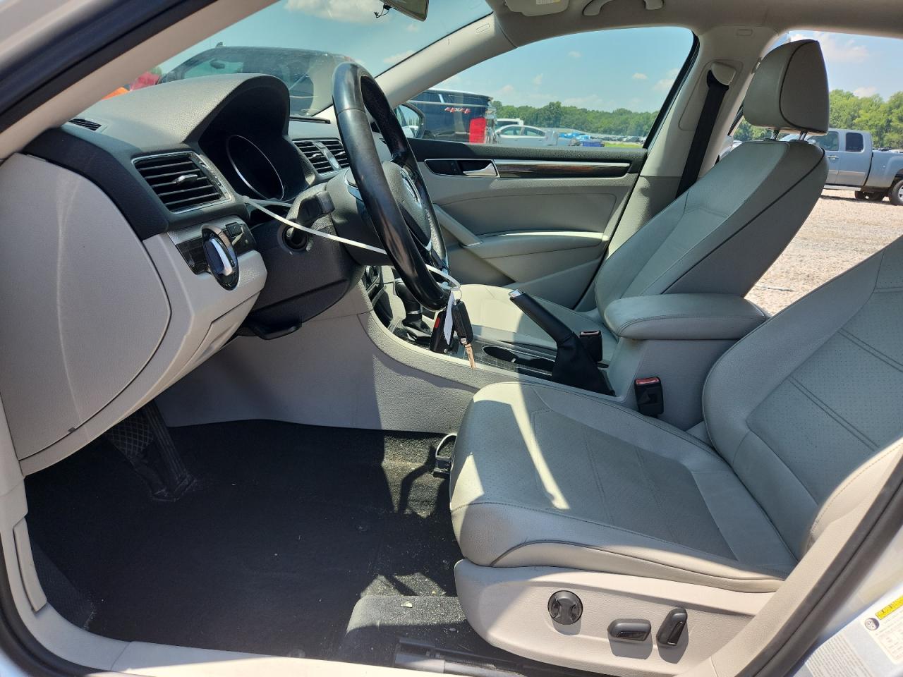 2016 VOLKSWAGEN PASSAT
