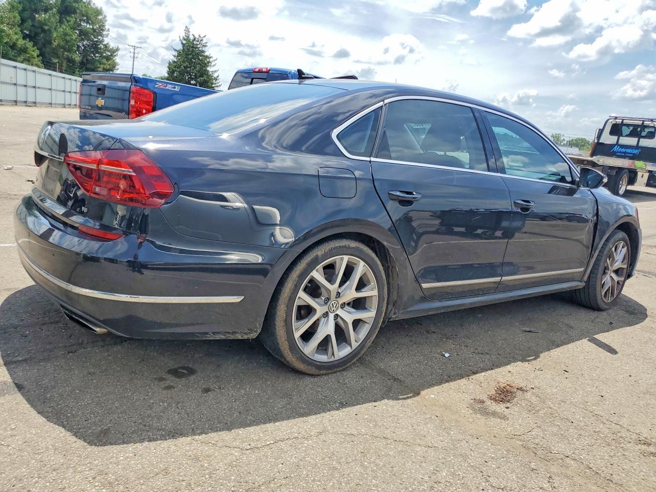2017 VOLKSWAGEN PASSAT