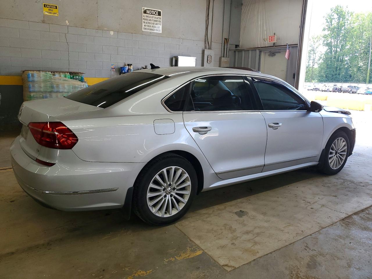 2016 VOLKSWAGEN PASSAT