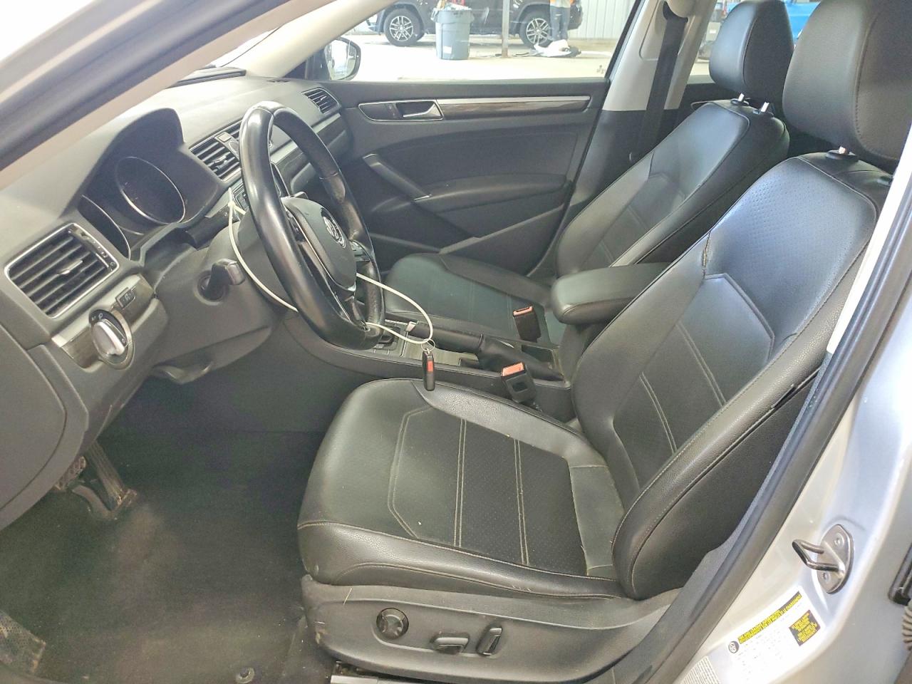 2016 VOLKSWAGEN PASSAT