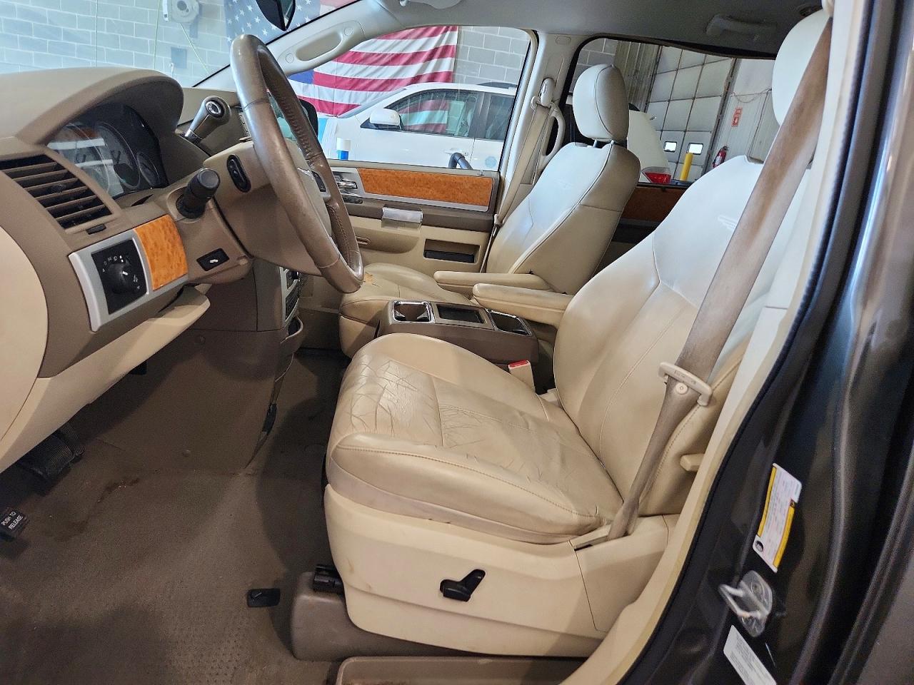 2010 CHRYSLER MINIVAN