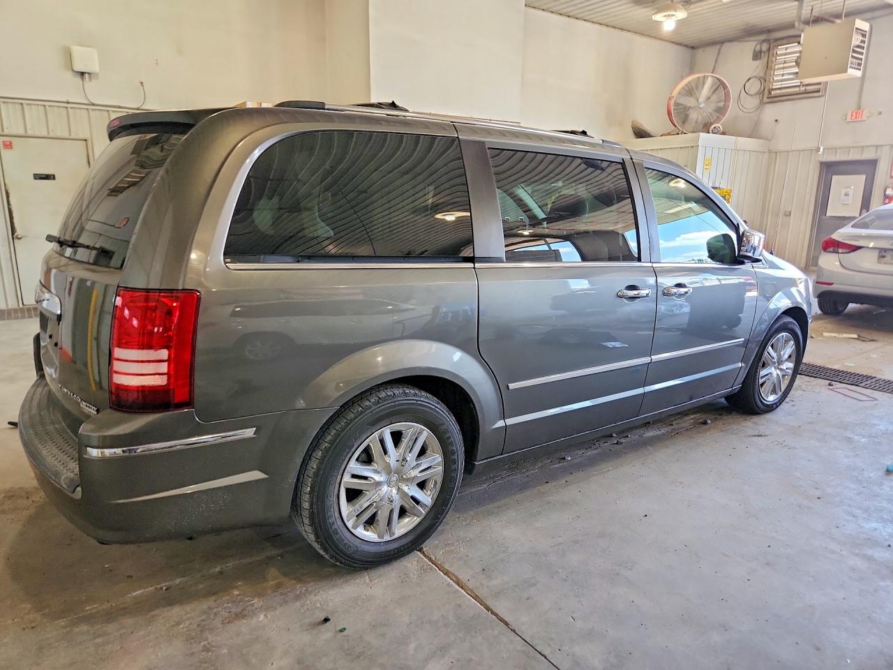 2010 CHRYSLER MINIVAN