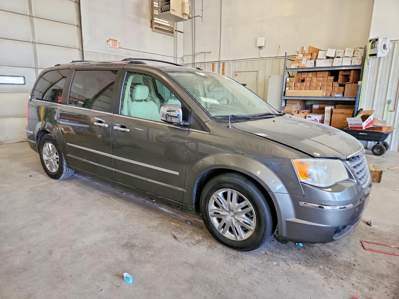 2010 CHRYSLER MINIVAN