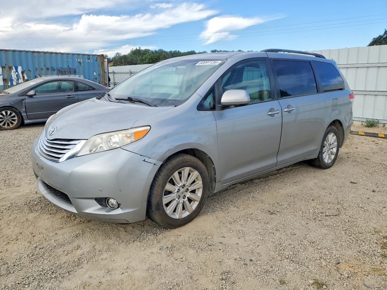 2011 TOYOTA SIENNA