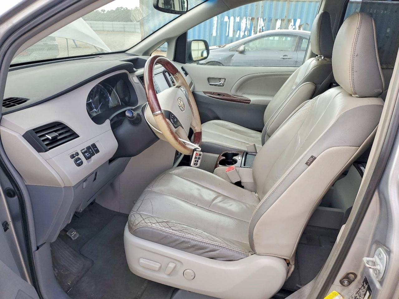 2011 TOYOTA SIENNA