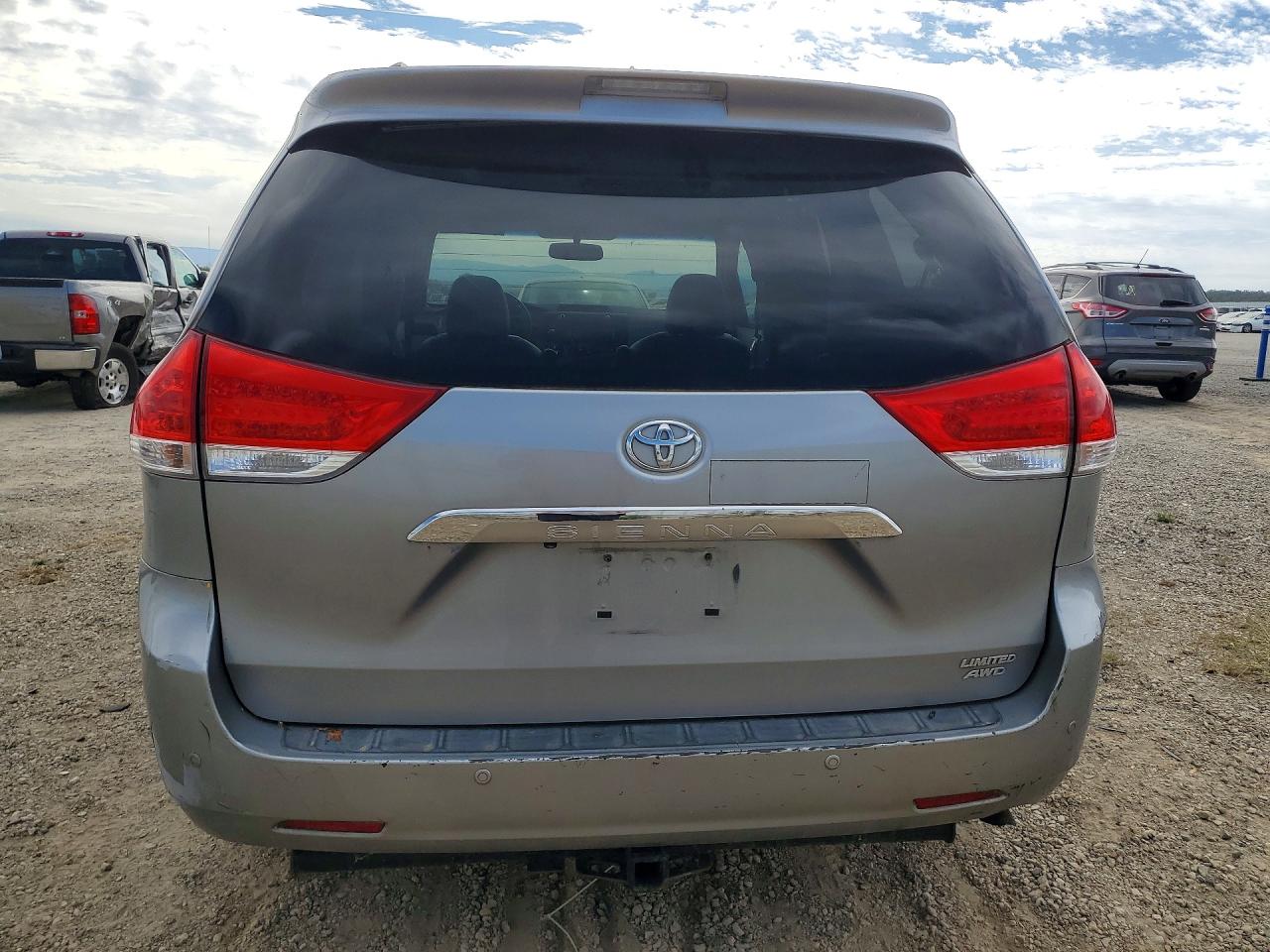 2011 TOYOTA SIENNA