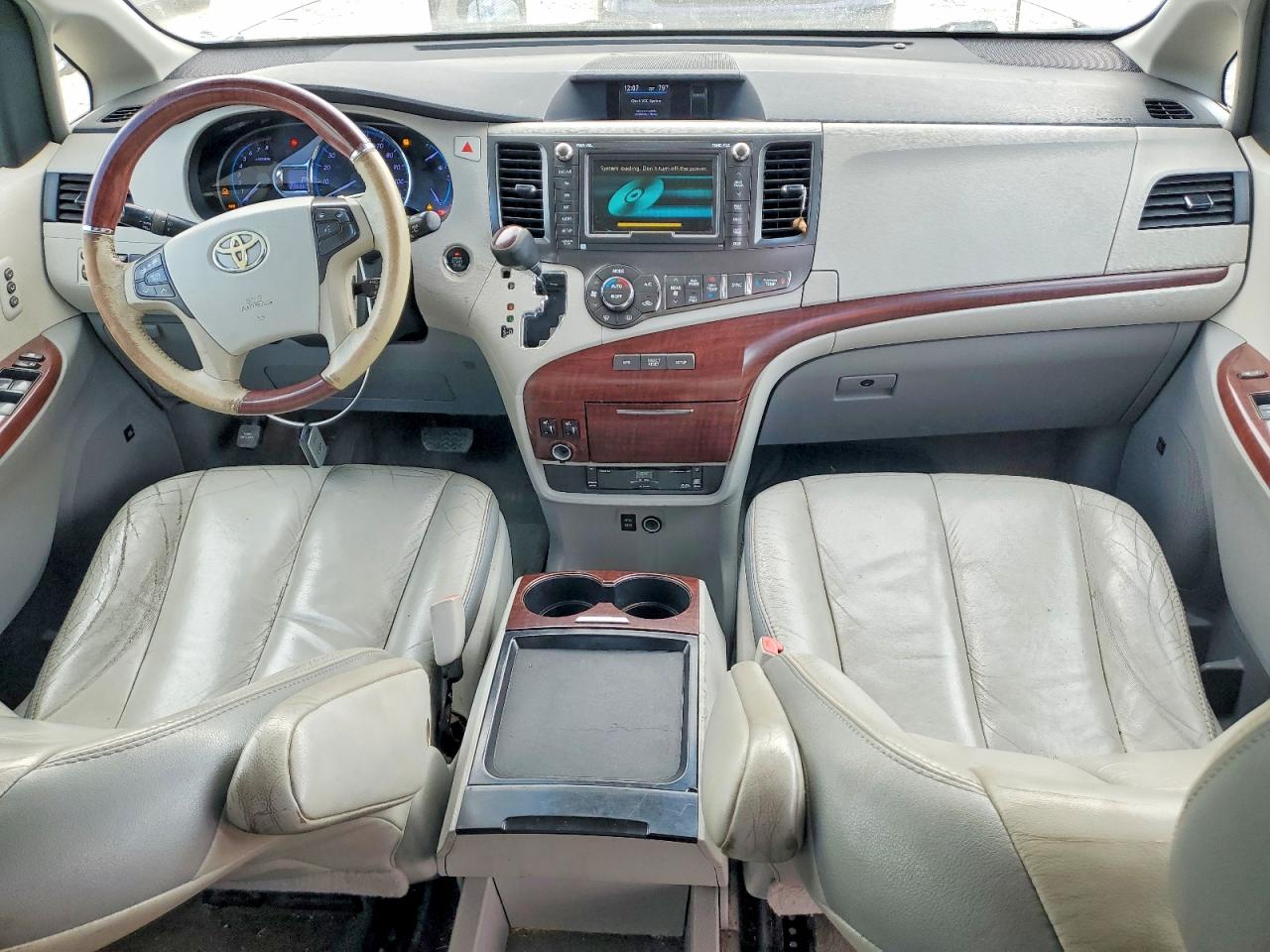 2011 TOYOTA SIENNA