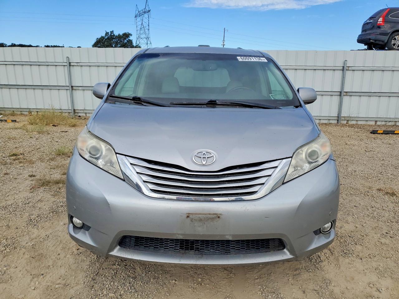2011 TOYOTA SIENNA