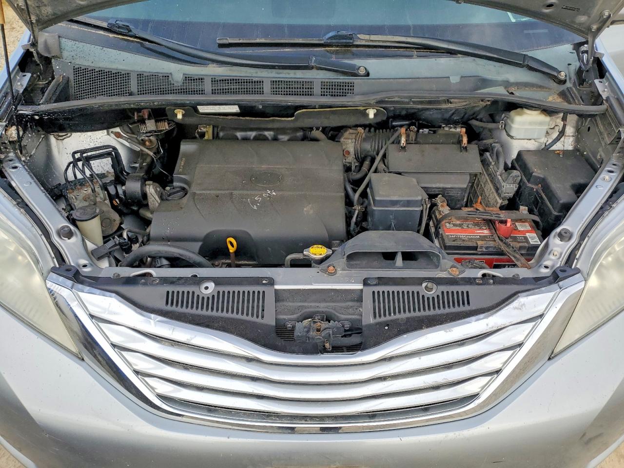 2011 TOYOTA SIENNA