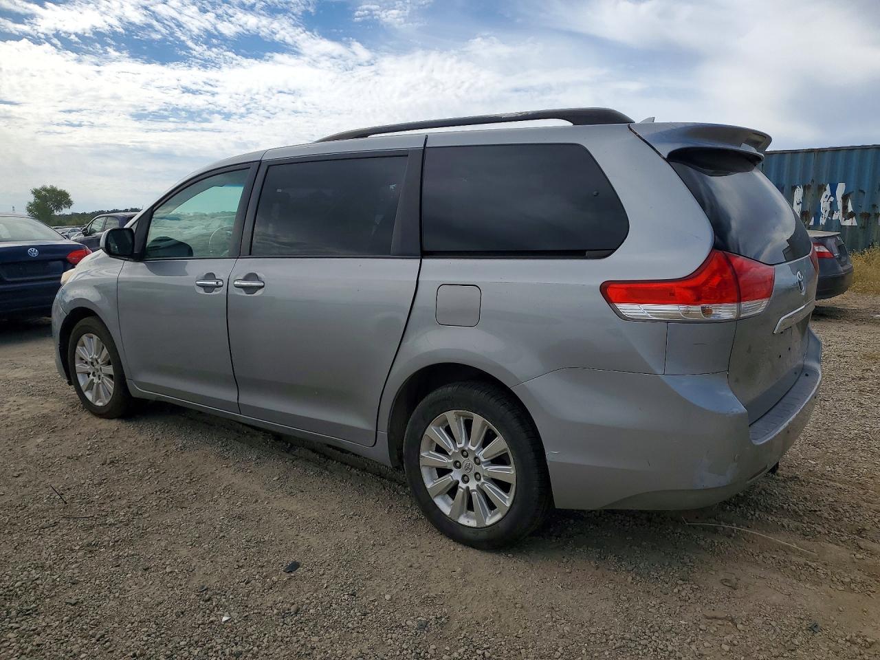 2011 TOYOTA SIENNA