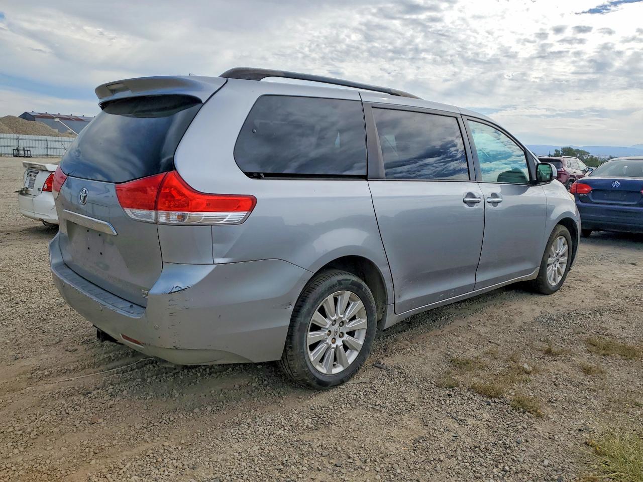 2011 TOYOTA SIENNA