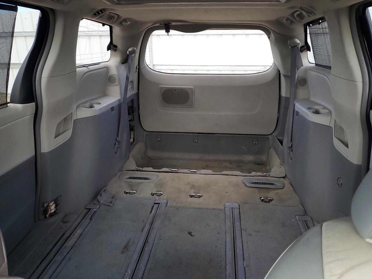 2011 TOYOTA SIENNA