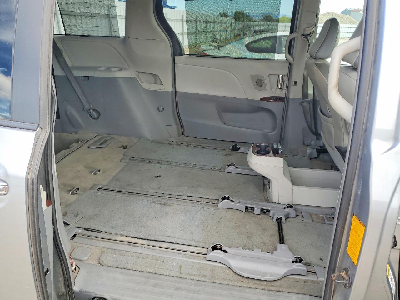 2011 TOYOTA SIENNA
