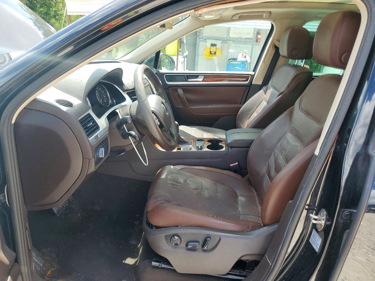 2013 VOLKSWAGEN TOUAREG
