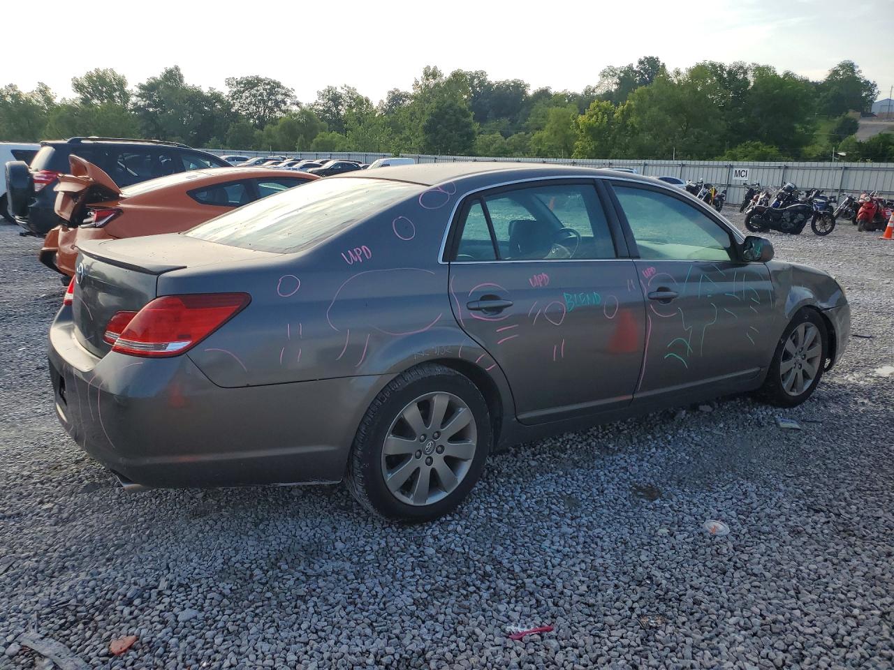 2005 TOYOTA AVALON