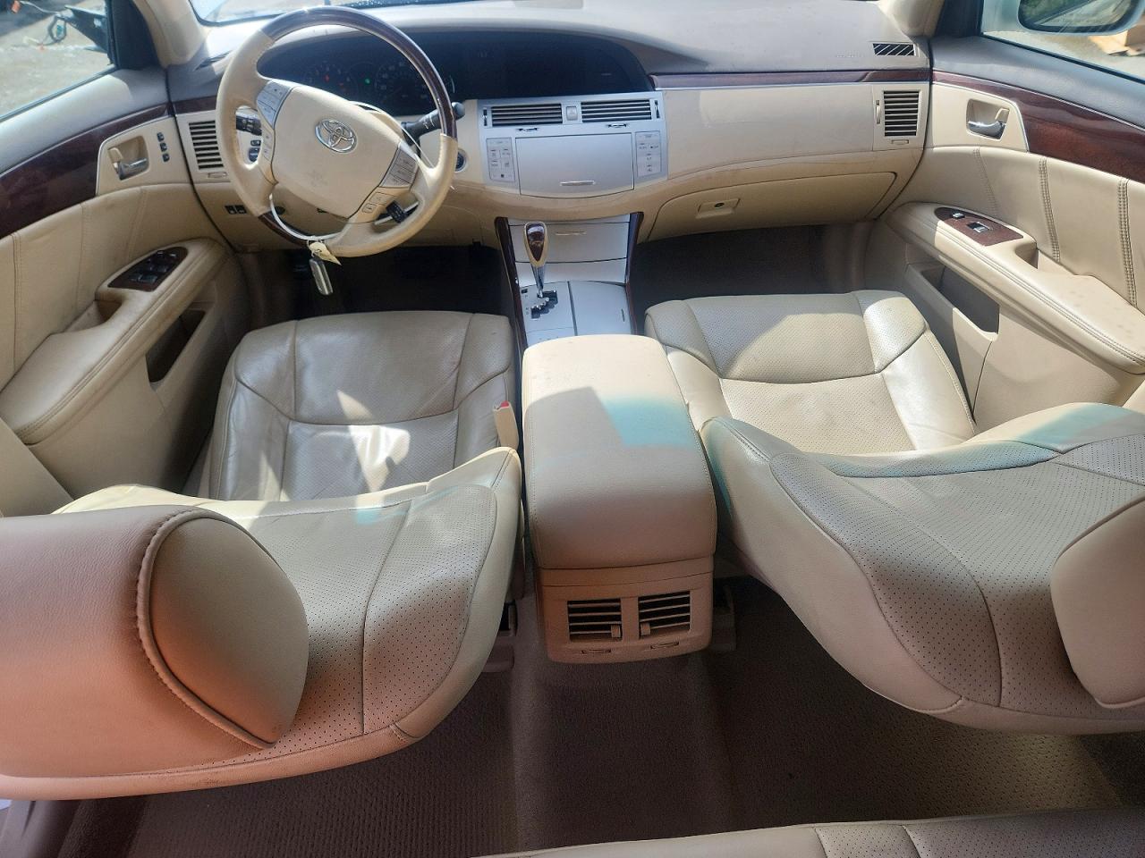 2010 TOYOTA AVALON