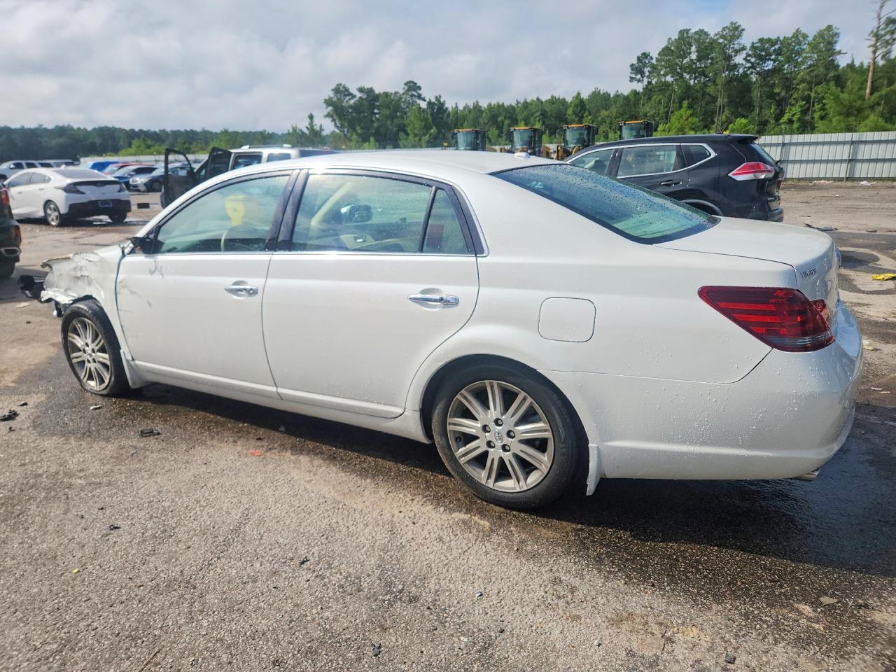 2010 TOYOTA AVALON