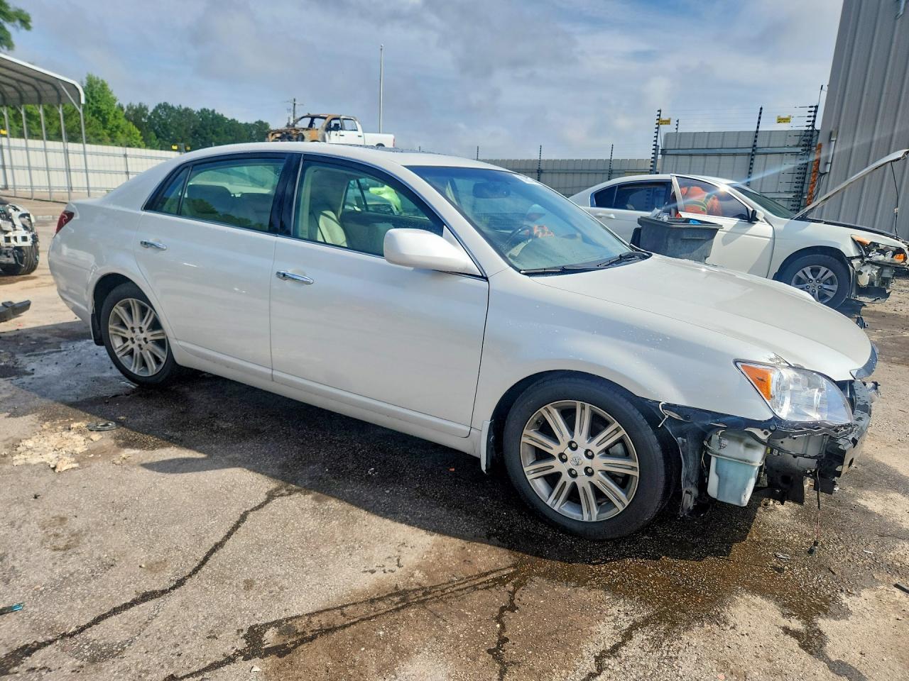 2010 TOYOTA AVALON