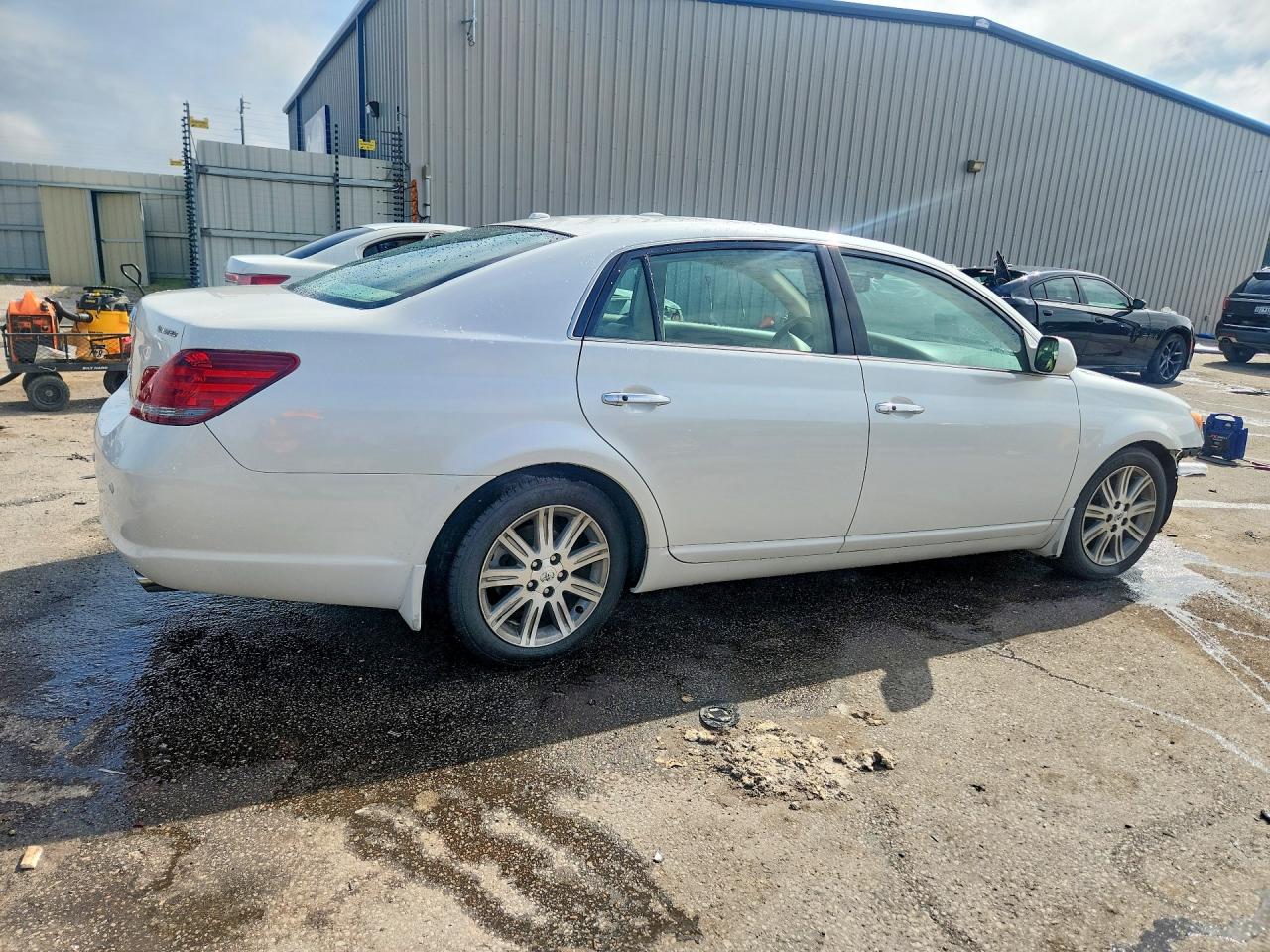2010 TOYOTA AVALON