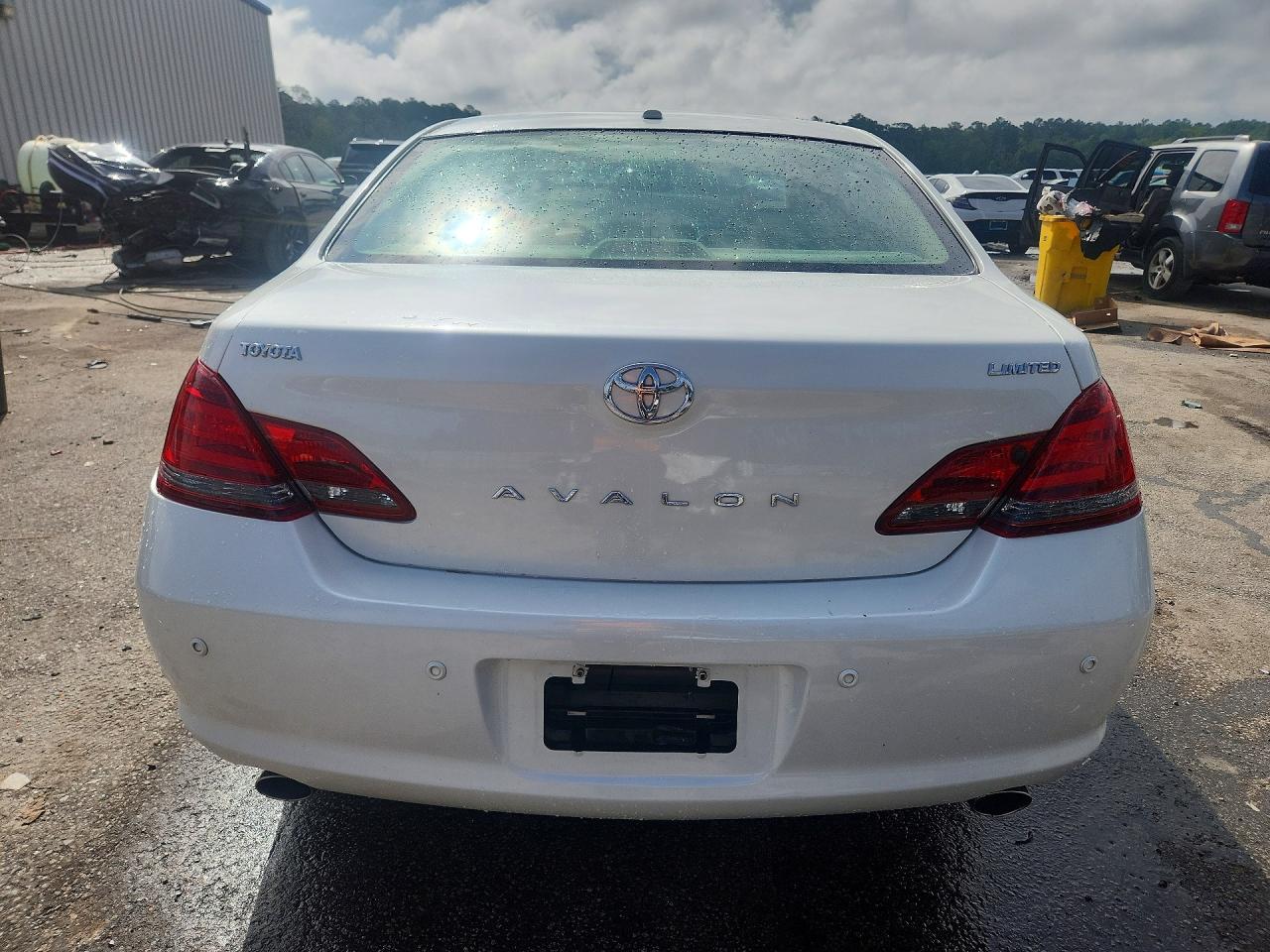 2010 TOYOTA AVALON