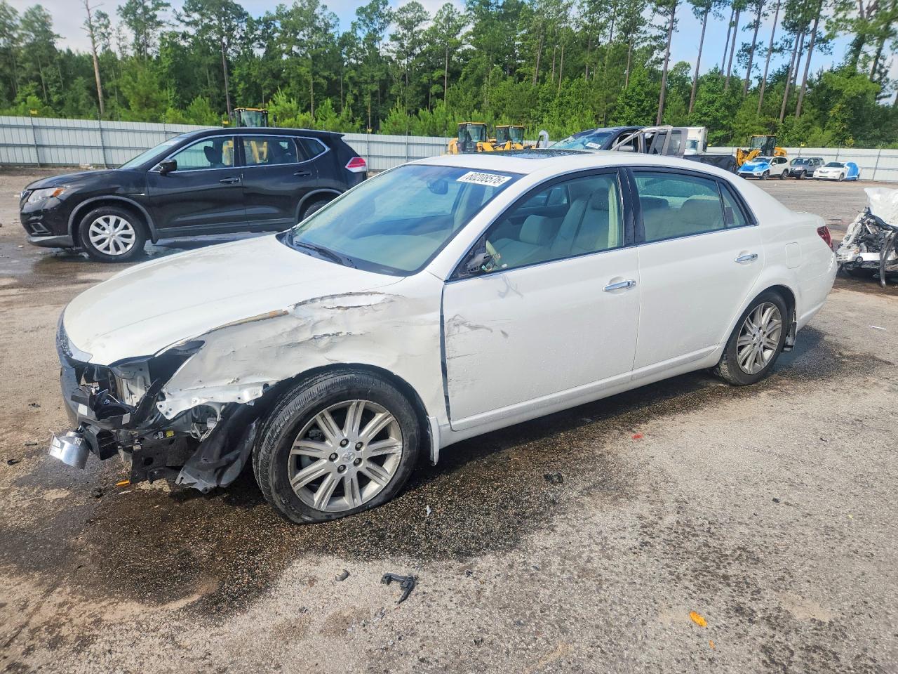 2010 TOYOTA AVALON
