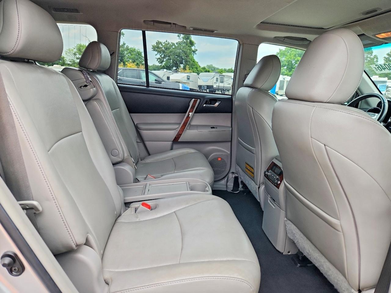2011 TOYOTA HIGHLANDER