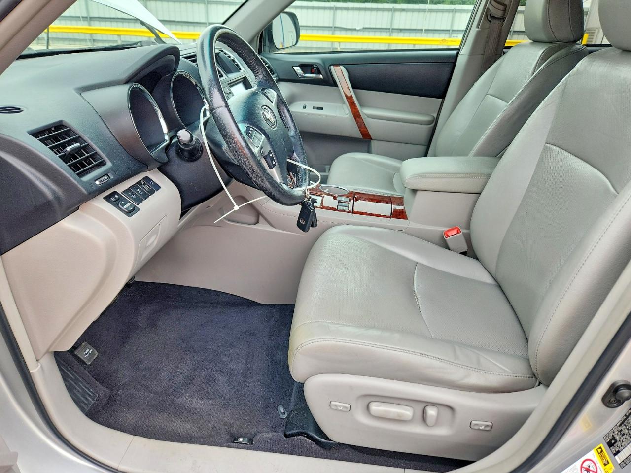 2011 TOYOTA HIGHLANDER