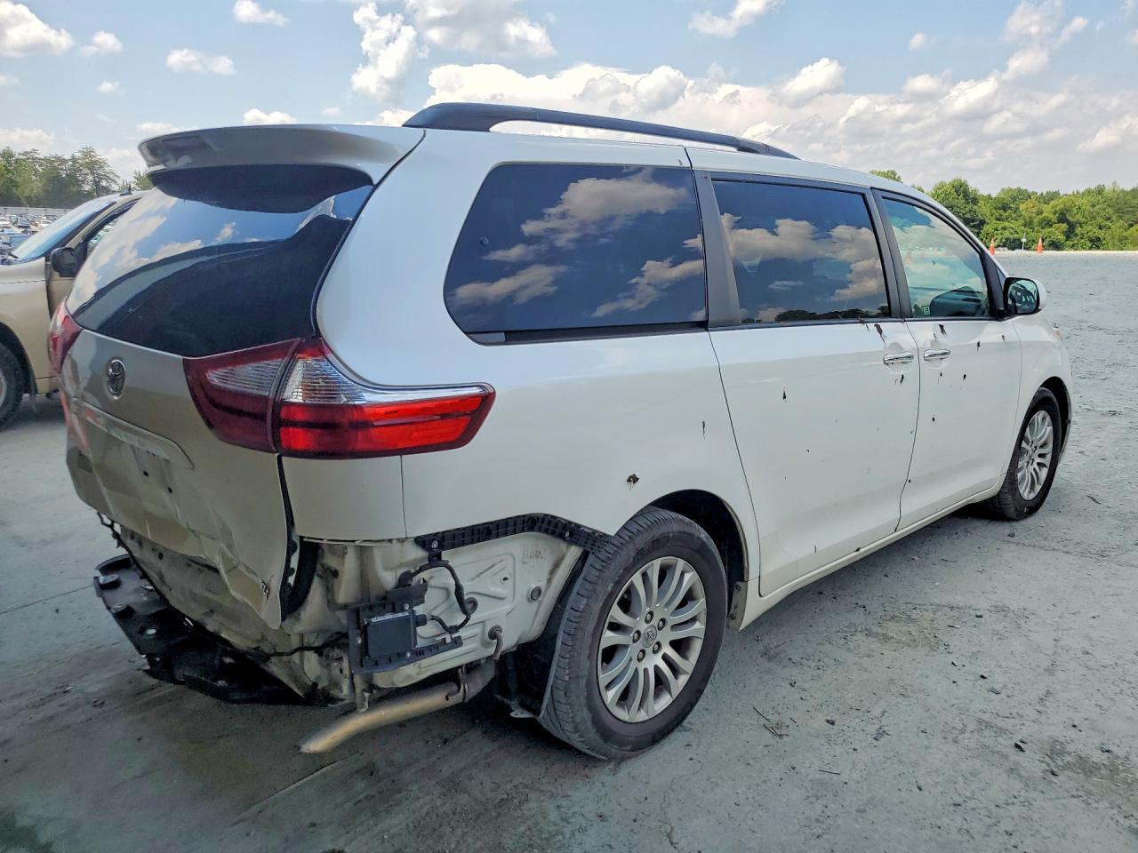 2017 TOYOTA SIENNA