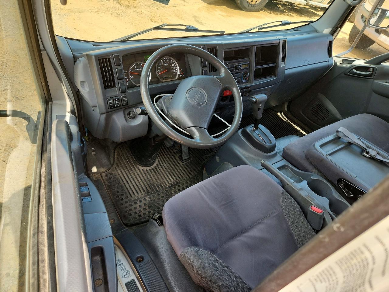 2011 ISUZU NPR