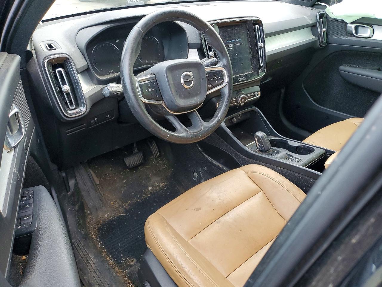 2019 VOLVO XC40