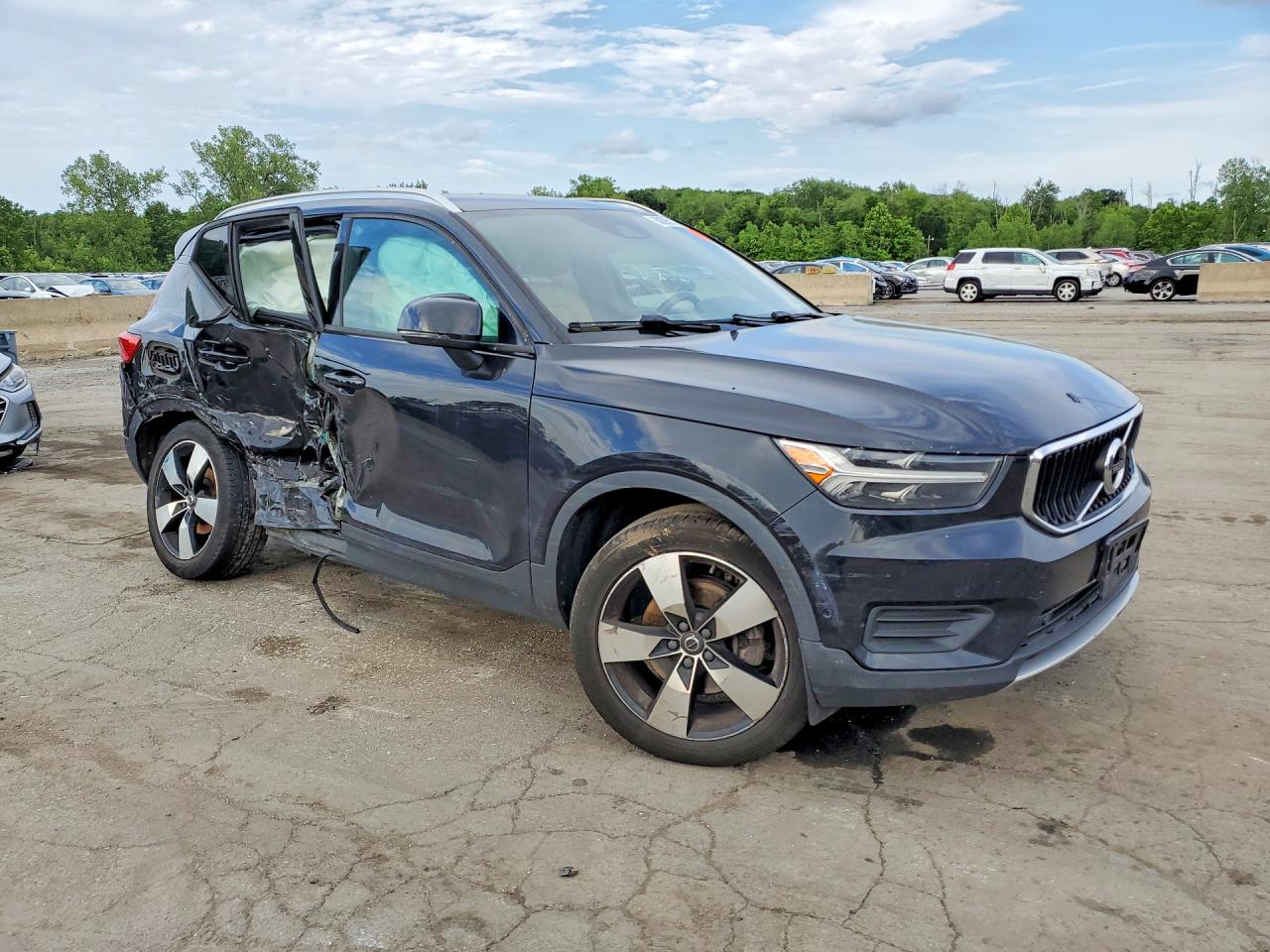 2019 VOLVO XC40