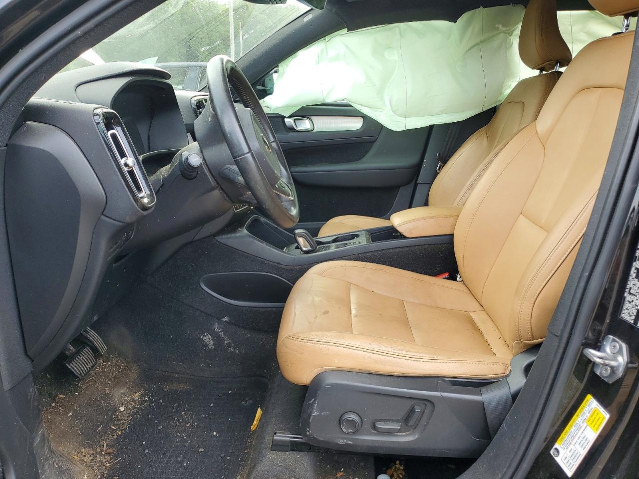 2019 VOLVO XC40