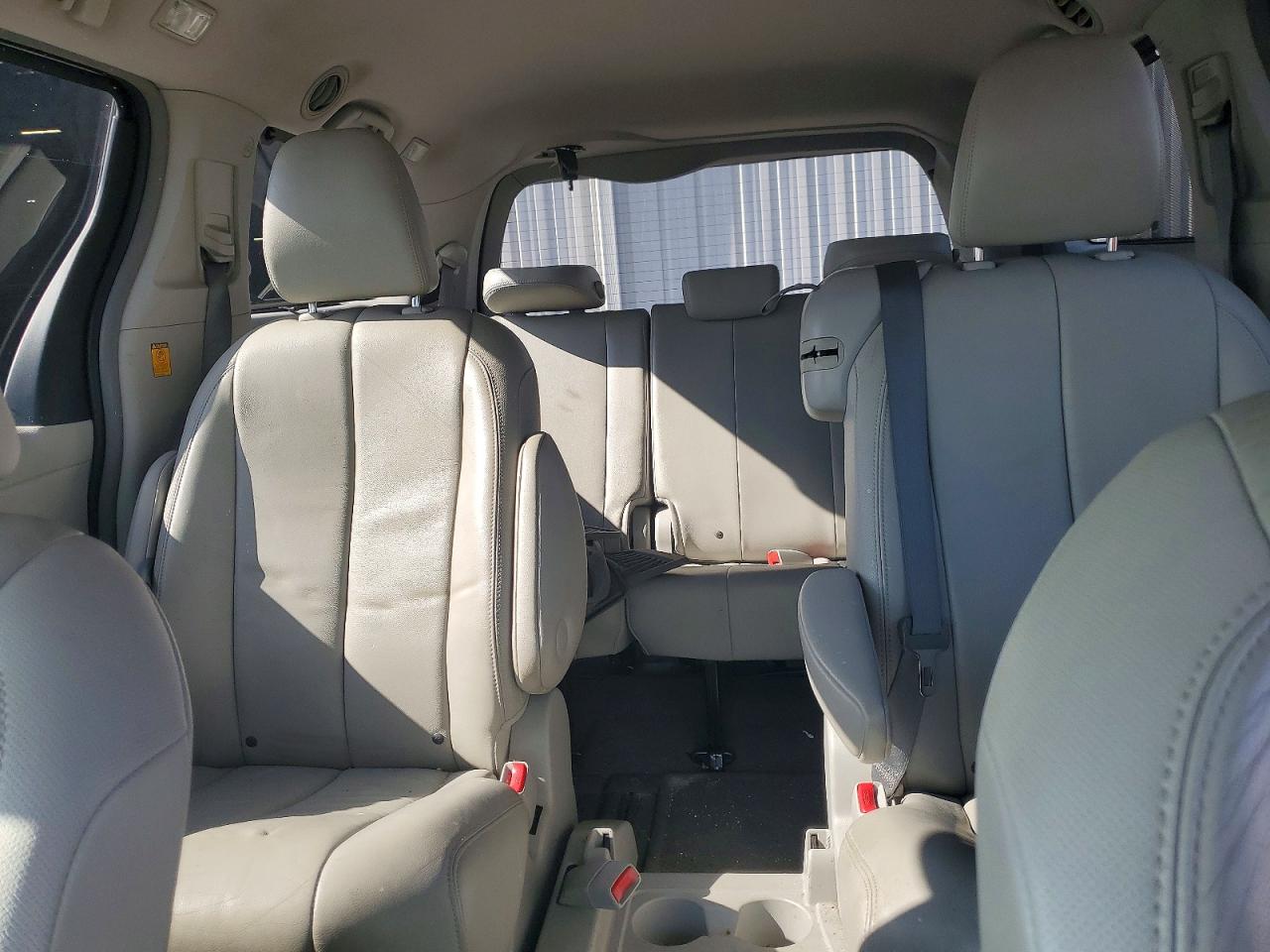 2012 TOYOTA SIENNA