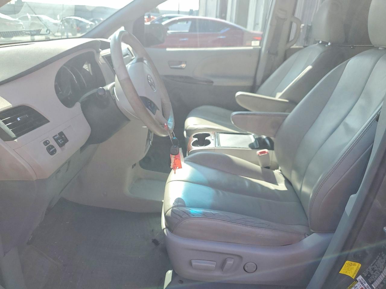 2012 TOYOTA SIENNA