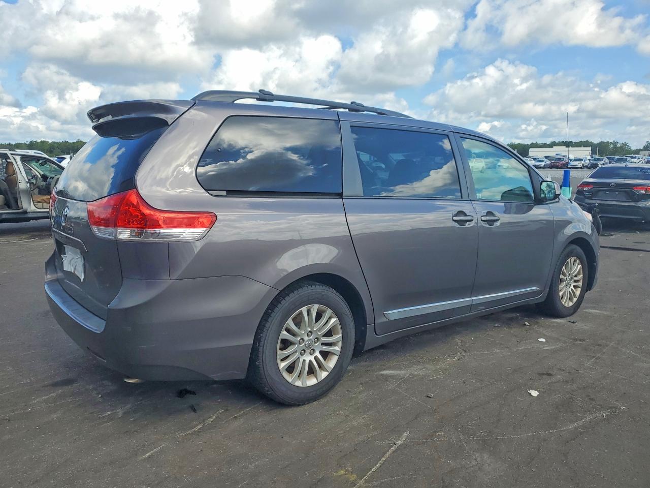 2012 TOYOTA SIENNA