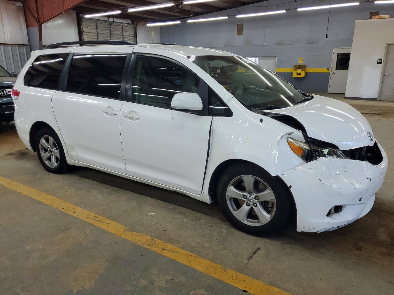 2013 TOYOTA SIENNA