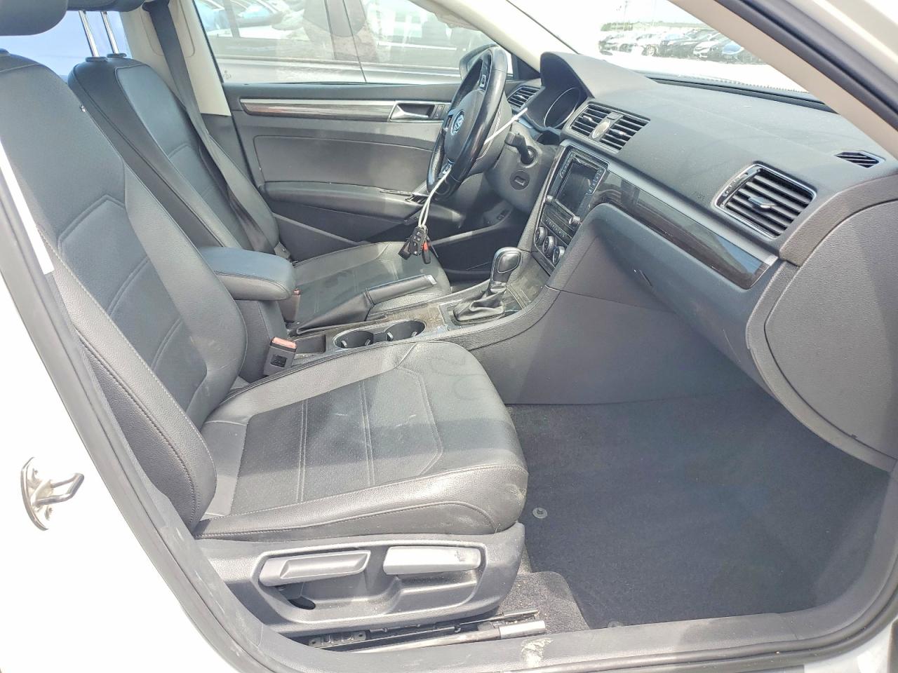 2017 VOLKSWAGEN PASSAT