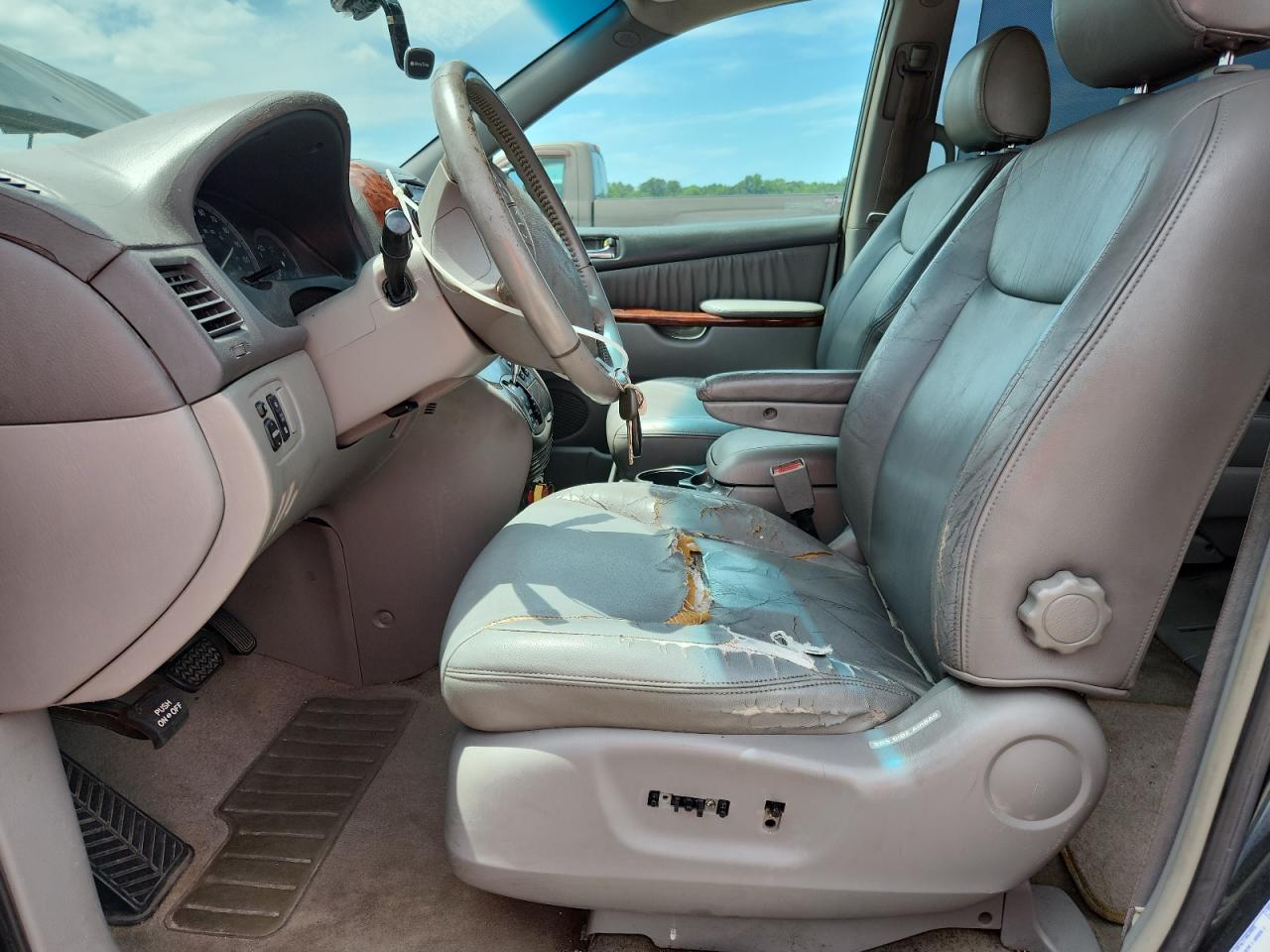 2004 TOYOTA SIENNA