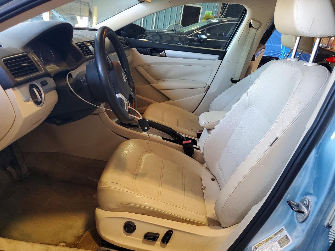 2012 VOLKSWAGEN PASSAT
