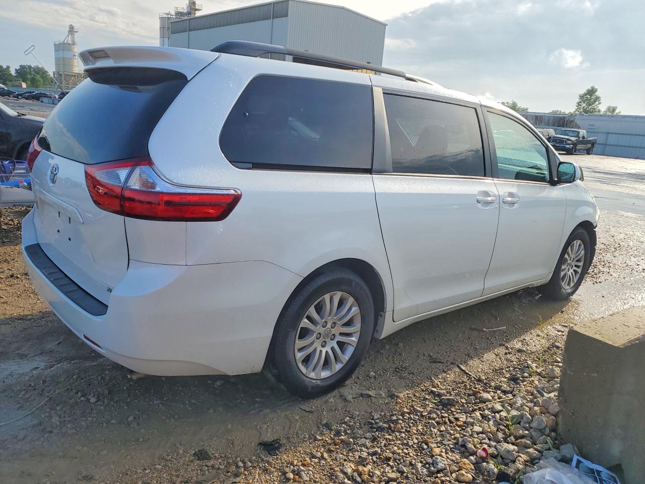 2016 TOYOTA SIENNA