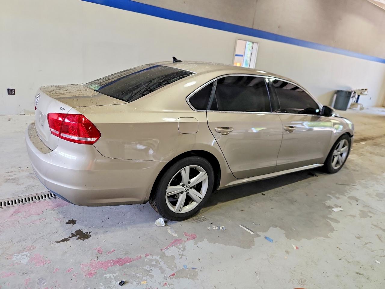 2015 VOLKSWAGEN PASSAT